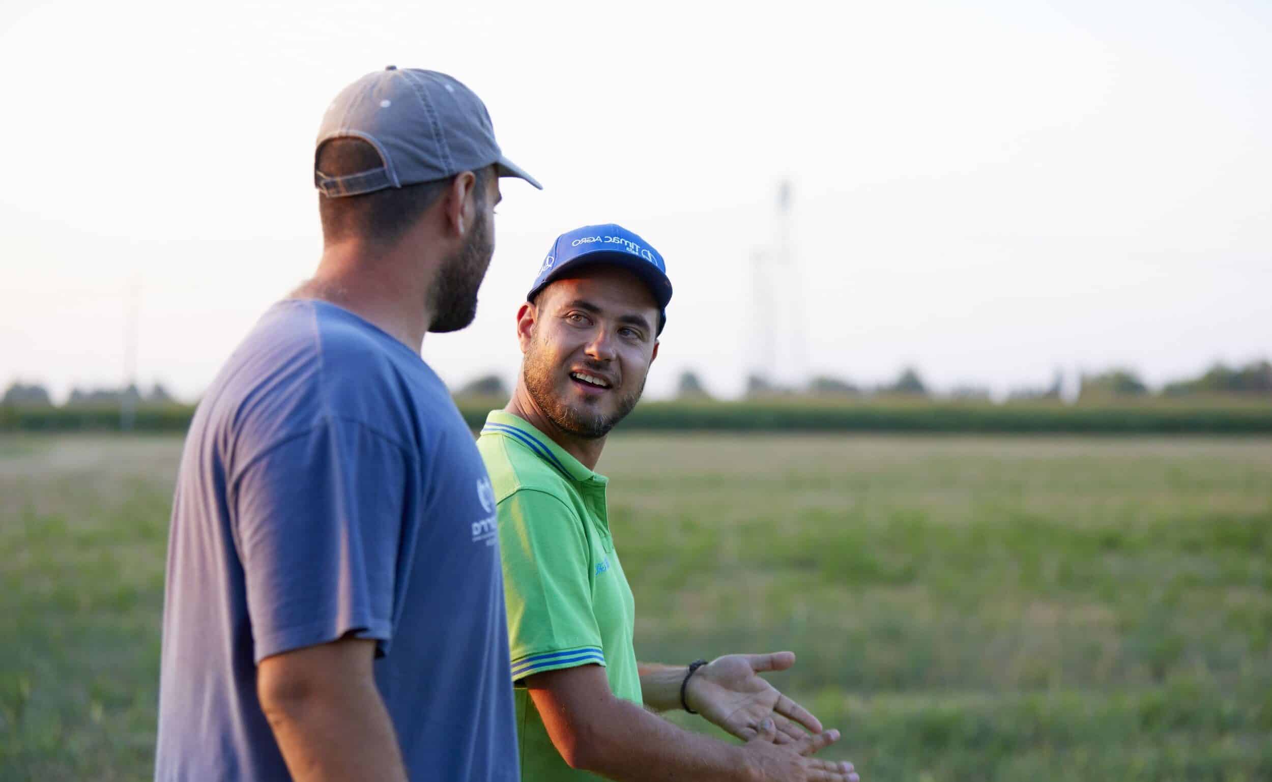 homem num campo de milho,Soluções Tecnológicas,produtos pioneiros,necessidades dos solos,soluções tecnológicas inovadoras,agricultura sustentável e líderes em nutrição tecnológica para solos,sobre nós,nutrição de solos,nutrição de plantas,nutrição animal,agricultura sustentável,bioestimulantes,produtos de sanidade animal,suplementos alimentares,soluções tecnológicas agrícolas,agricultura produtiva,representantes agrícolas,tecnologia agrícola,melhoradores de solo,programas nutricionais à medida,matérias-primas naturais,ensaios agronómicos,unidades industriais,qualidade ambiental,segurança industrial,inovação científica,pesquisa agrícola,colaboração científica,parcerias internacionais,MPB,modo produção biológico