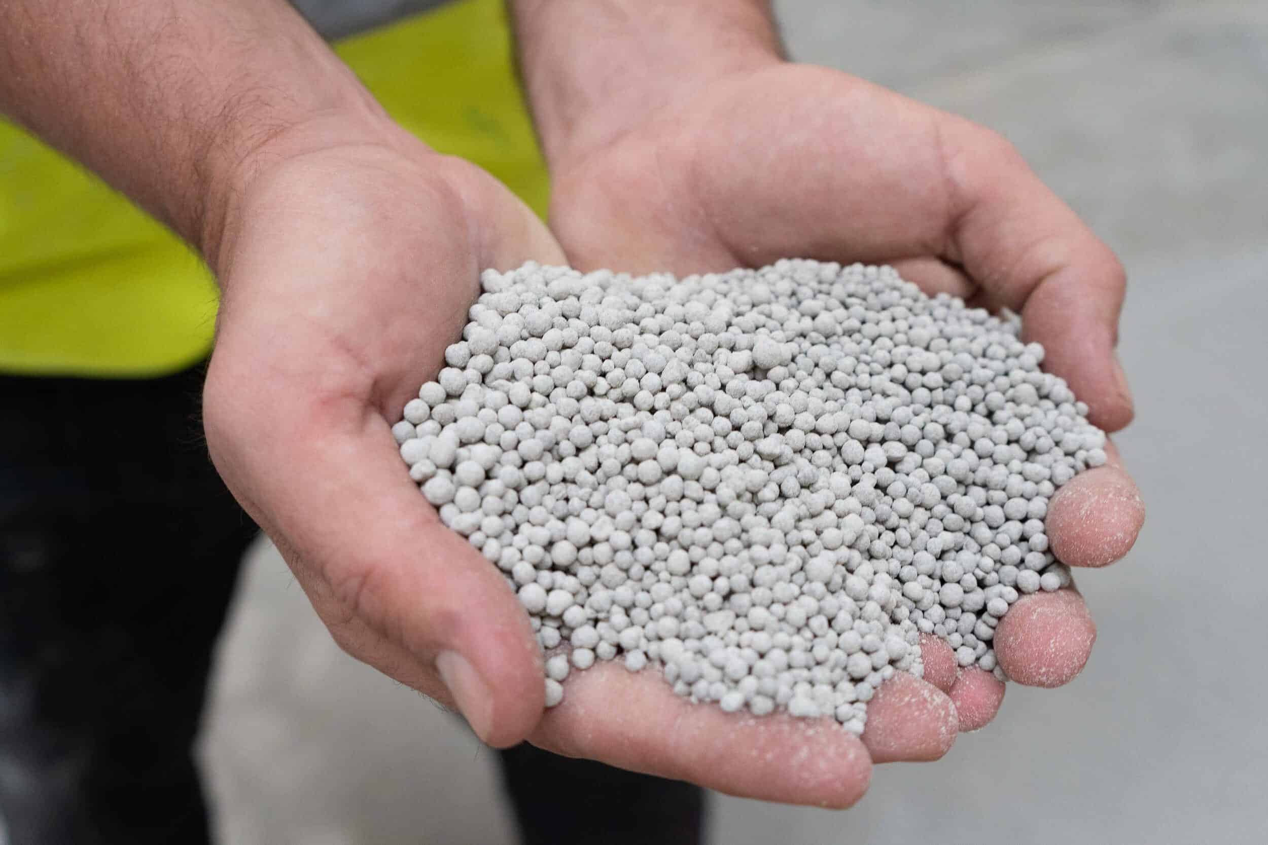 homem num campo de milho,Soluções Tecnológicas,produtos pioneiros,necessidades dos solos,soluções tecnológicas inovadoras,agricultura sustentável e líderes em nutrição tecnológica para solos,sobre nós,nutrição de solos,nutrição de plantas,nutrição animal,agricultura sustentável,bioestimulantes,produtos de sanidade animal,suplementos alimentares,soluções tecnológicas agrícolas,agricultura produtiva,representantes agrícolas,tecnologia agrícola,melhoradores de solo,programas nutricionais à medida,matérias-primas naturais,ensaios agronómicos,unidades industriais,qualidade ambiental,segurança industrial,inovação científica,pesquisa agrícola,colaboração científica,parcerias internacionais,MPB,modo produção biológico