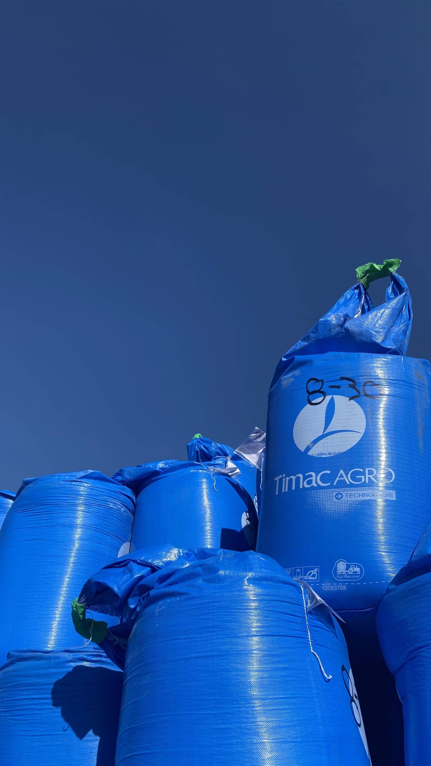 homem num campo de milho,Soluções Tecnológicas,produtos pioneiros,necessidades dos solos,soluções tecnológicas inovadoras,agricultura sustentável e líderes em nutrição tecnológica para solos,sobre nós,nutrição de solos,nutrição de plantas,nutrição animal,agricultura sustentável,bioestimulantes,produtos de sanidade animal,suplementos alimentares,soluções tecnológicas agrícolas,agricultura produtiva,representantes agrícolas,tecnologia agrícola,melhoradores de solo,programas nutricionais à medida,matérias-primas naturais,ensaios agronómicos,unidades industriais,qualidade ambiental,segurança industrial,inovação científica,pesquisa agrícola,colaboração científica,parcerias internacionais,MPB,modo produção biológico