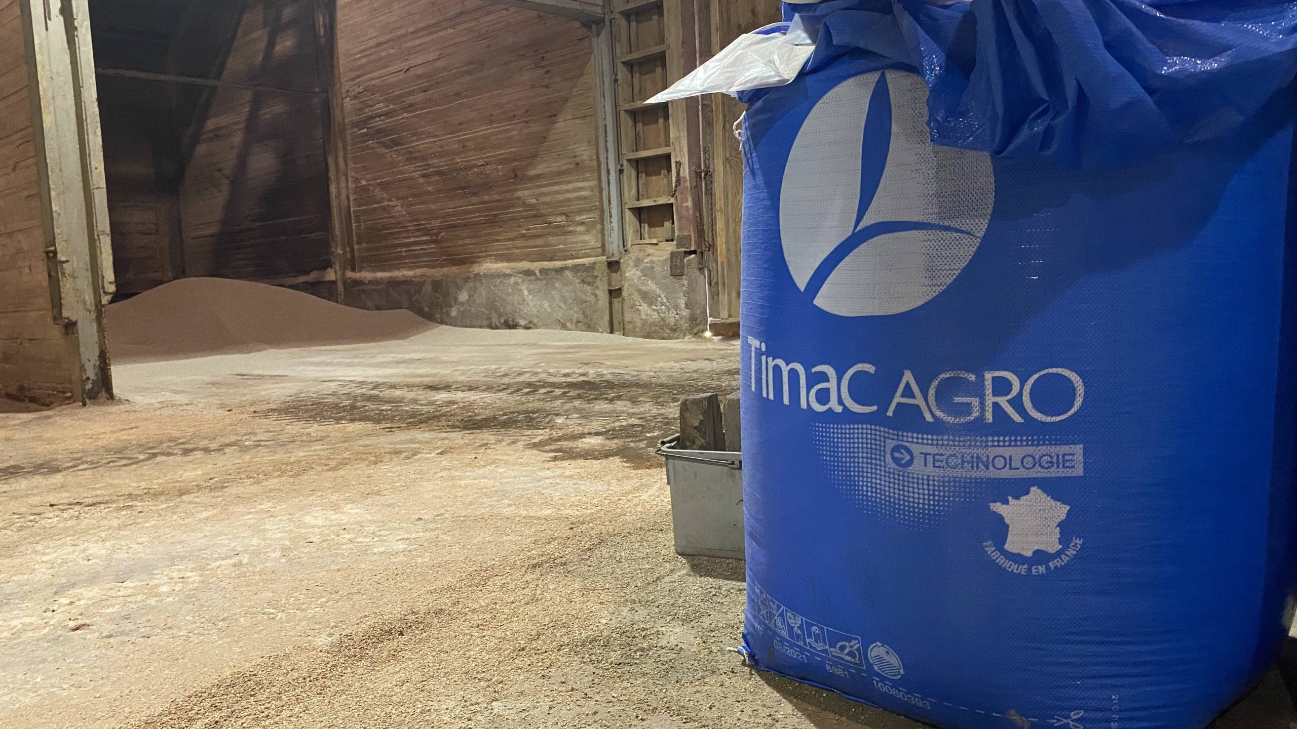 homem num campo de milho,Soluções Tecnológicas,produtos pioneiros,necessidades dos solos,soluções tecnológicas inovadoras,agricultura sustentável e líderes em nutrição tecnológica para solos,sobre nós,nutrição de solos,nutrição de plantas,nutrição animal,agricultura sustentável,bioestimulantes,produtos de sanidade animal,suplementos alimentares,soluções tecnológicas agrícolas,agricultura produtiva,representantes agrícolas,tecnologia agrícola,melhoradores de solo,programas nutricionais à medida,matérias-primas naturais,ensaios agronómicos,unidades industriais,qualidade ambiental,segurança industrial,inovação científica,pesquisa agrícola,colaboração científica,parcerias internacionais,MPB,modo produção biológico